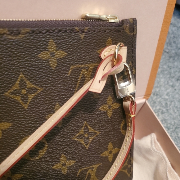 Louis Vuitton Wristlet Monogram - Picture 4 of 6